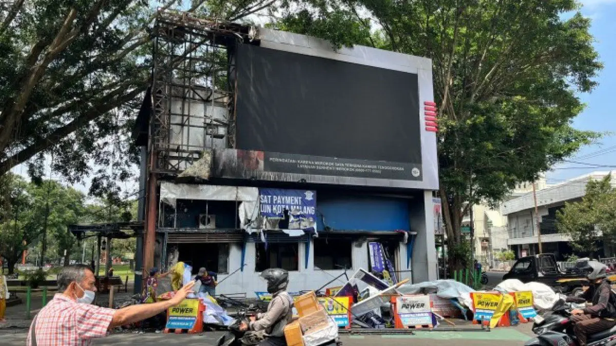 perbaikan neon box rusak pasca demo